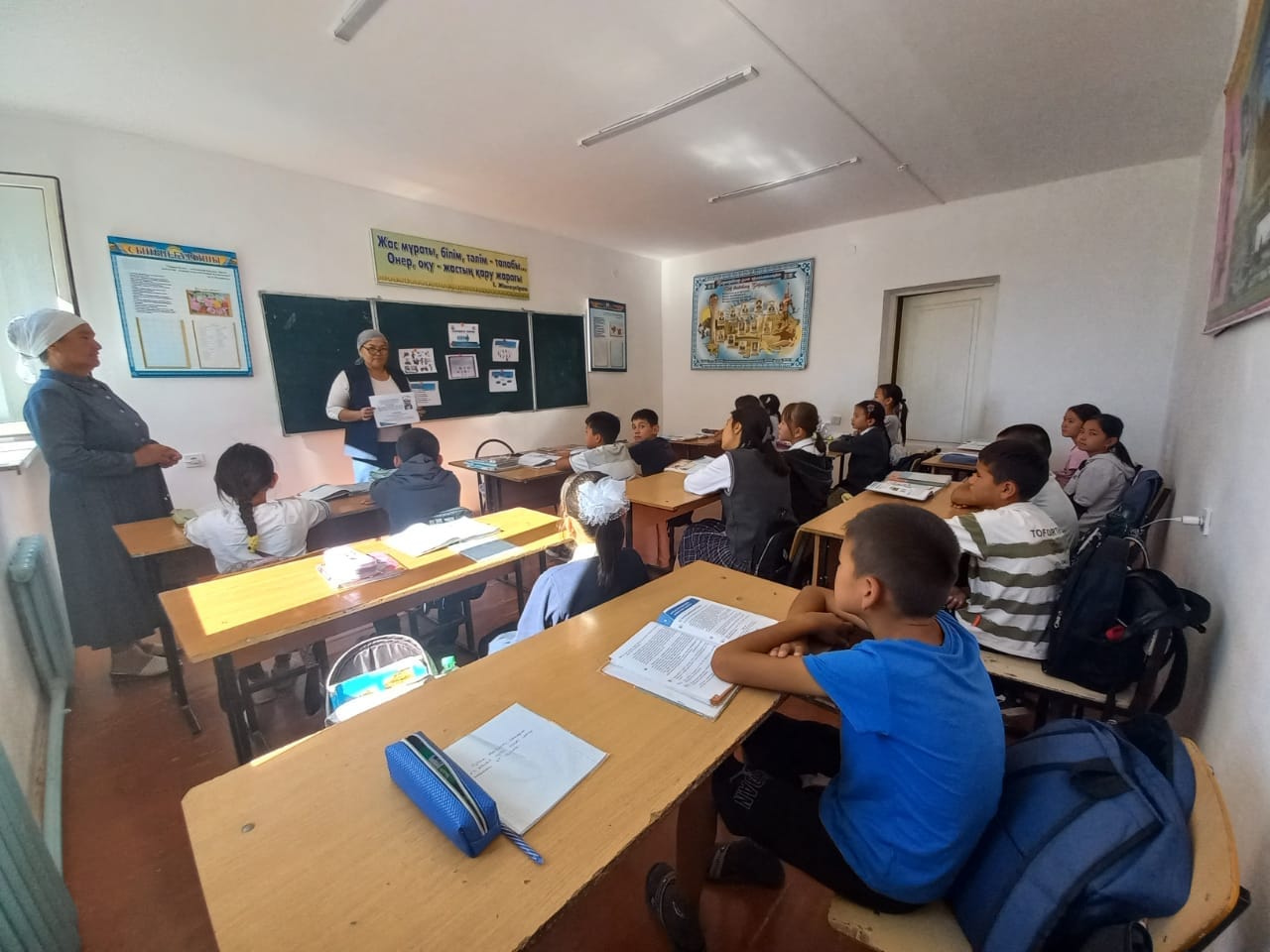 “Мамандықтар әлемінде” Мамандықтар туралы кеңестер, баяндау. 6 а, ә, б, в, дайындық сыныптармен бірге.