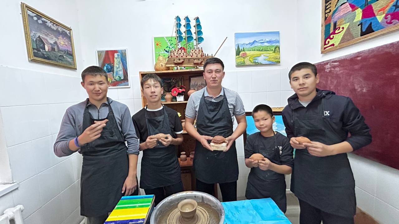 ОҚУШЫЛАР САЗ БАЛШЫҚТАН ҚҰМЫРА ЖӘНЕ ҮРМЕЛІ АСПАП ЖАСАУ ТЕХНОЛОГИЯСЫН МЕҢГЕРУДЕ